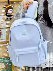 Detailansicht der Textur und Vordertasche eines hellblauen bonbonfarbenen Rucksacks