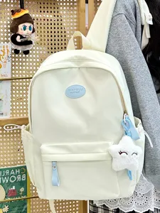 Detailaufnahme eines cremeweißen Rucksacks mit einem süßen Stern-Plüsch-Schlüsselanhänger