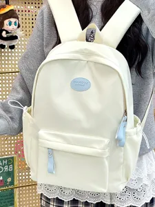 Nahaufnahme eines minimalistischen cremeweißen Rucksacks für Schüler mit viel Platz