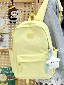 Minimalistischer bonbonfarbener Schülerrucksack mit süßem weißem Sternanhänger.