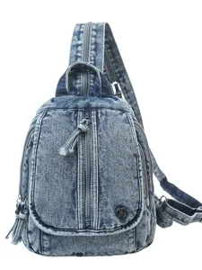 Vintage gewaschene Denim-Multifunktions-Brusttasche mit verstellbaren Trägern und Reißverschluss.