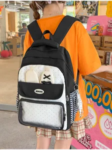 Ragazza indossa uno zaino ita-bag a pois bianchi e neri con graziose orecchie da coniglio