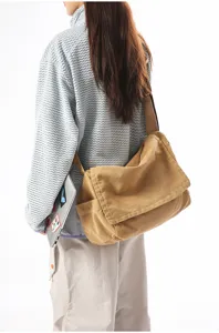 Rückansicht einer Vintage-Canvas-Umhängetasche in Khaki mit Klappdeckel und Schultergurt