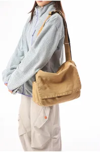 Seitenansicht einer klassischen Khaki-Canvas-Umhängetasche mit verstellbarem Schultergurt