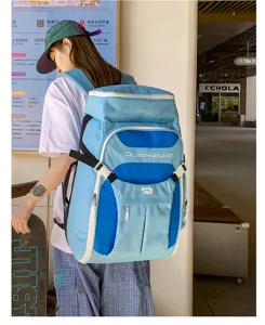 Lifestyle-Detailansicht eines großen Outdoor-Rucksacks in Kontrastfarben für Fitness