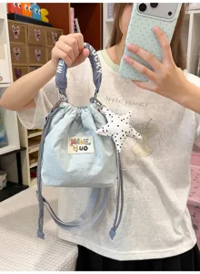 Dettaglio del secchiello azzurro in stile giapponese con ciondolo a stella e manico