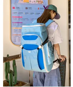 Nahaufnahme des stylischen blauen Outdoor-Rucksacks im Color-Block-Design an einem Model