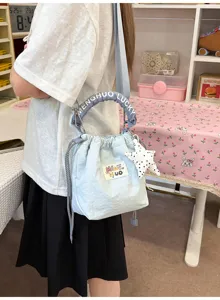 Primo piano di una graziosa borsa a secchiello azzurra in stile giapponese ins