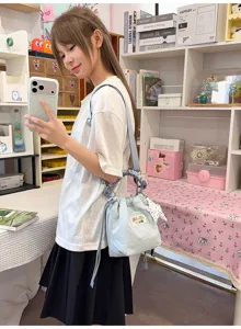Dettaglio lifestyle di una ragazza con borsa a secchiello blu chiaro in stile giapponese