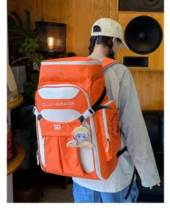 Model trägt den großen orange-weißen Wanderrucksack in einer Lifestyle-Studioumgebung