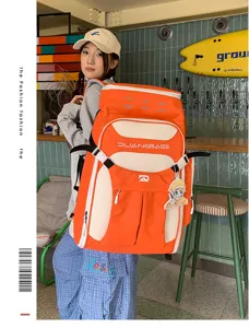 Trendiger orange-beiger Rucksack mit großem Fassungsvermögen, von Model getragen