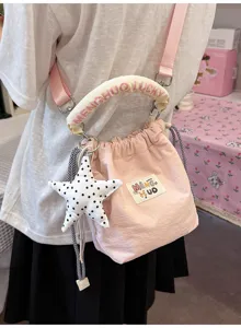 Dettaglio della borsa a secchiello rosa stile giapponese con ciondolo a stella e cordino