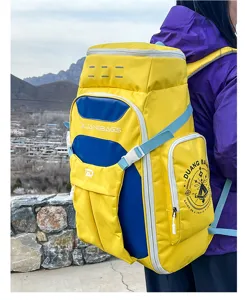 Outdoor-Wanderer mit einem großen gelb-blauen Reisemucksack in einer Bergkulisse