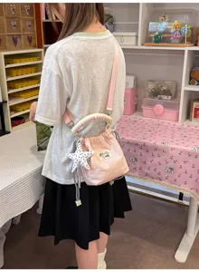 Dettaglio della vista posteriore di una graziosa borsa a secchiello rosa stile giapponese