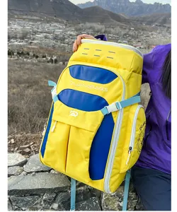 Detailansicht eines Outdoor-Wanderrucksacks mit auffälligem gelb-blauem Color-Block-Design.