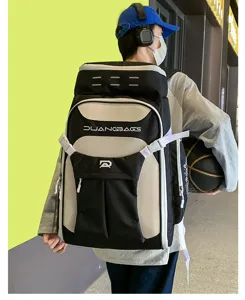Detailansicht eines großen schwarz-beigen Sportrucksacks, der von einem Modell getragen wird