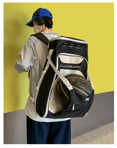 Detailansicht des Outdoor-Basketball-Rucksacks mit großer Kapazität und Ballfach.