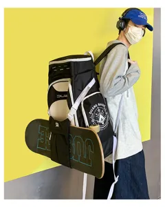 Detailansicht eines großen Outdoor-Sportrucksacks mit spezieller Skateboard-Halterung