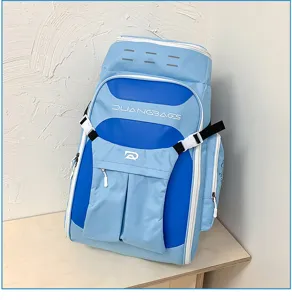 Detaillierte Seitenansicht des großen blauen Sportrucksacks für Outdoor-Reisen und Fitness