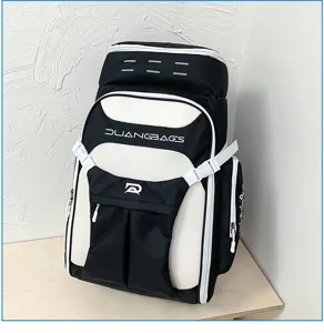Großer schwarz-weißer Rucksack im Farbblock-Design für Wandern und Fitnessaktivitäten.