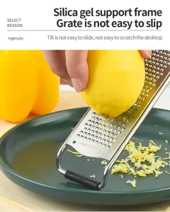 Râpe à citron et zesteur en acier inoxydable avec poignée silicone pour cuisine pro.