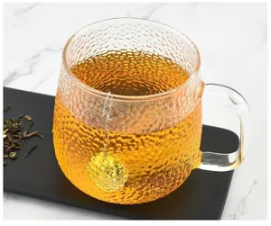 Tasse à thé en verre martelé transparent avec boule infuseur en acier pour infuser vos thés.