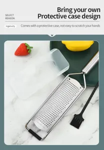 Vue détaillée de la râpe à fromage et citron en acier inoxydable avec étui de protection.
