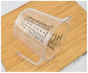 Misurino in plastica trasparente con manico e scale graduate per cucina e pasticceria.