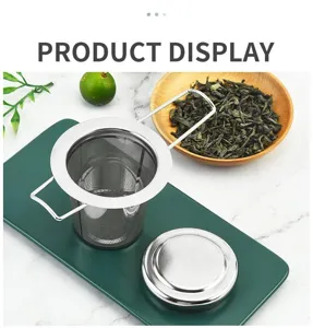 Infuseur à thé pliable en inox vue détaillée avec filtre à mailles sur base verte.