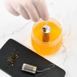 Infuseur à thé en acier inoxydable avec filtre à mailles fines pour infusion de thé en vrac.