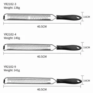 Grattugia per formaggio in acciaio inossidabile con manico nero ergonomico, specifiche dimensioni.