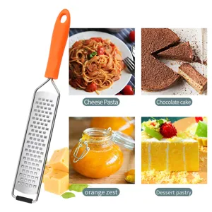 Grattugia per formaggio in acciaio inox con manico arancione per uso in cucina e dolci.