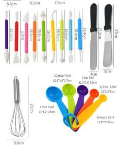 Vista detallada del juego de utensilios de repostería con espátula, batidor y cucharas medidoras.