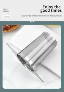 Dettaglio dell'infusore da tè in acciaio inox con filtro a maglia fine per filtrare tè.