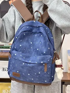 Großer Retro-Rucksack in Blau mit Sternenmuster und niedlichem Bären-Schlüsselanhänger.