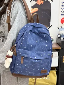 Detailaufnahme des blauen Rucksacks mit Sternmuster und süßem Bären-Schlüsselanhänger
