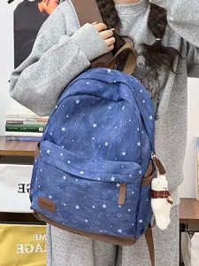 Vintage blauer Rucksack mit Sternenmuster und weißem Bärenanhänger für Schüler Detail
