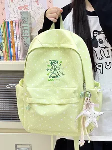 Nahaufnahme des hellgrünen Rucksacks mit Sternenmuster, gehalten von einer Schülerin