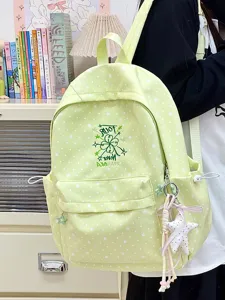 Detailansicht eines mintgrünen Schulrucksacks mit weißen Punkten und Sternenmustern.