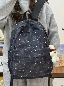 Detailansicht eines Retro-Rucksacks mit Sternmuster und süßem Bären-Schlüsselanhänger.