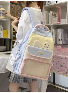 Vista dettagliata dello zaino ita bag in nylon color pastello indossato da una studentessa