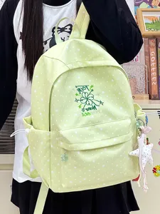 Seitenansicht eines hellgrünen Schulrucksacks mit Sternenmuster, getragen von einer Schülerin