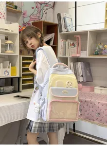 Dettaglio di uno zaino scolastico itabag in nylon colorato indossato da una ragazza.