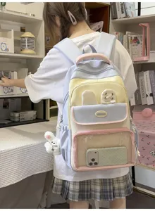 Vista lifestyle dello zaino in nylon a blocchi di colore pastello indossato da una studentessa