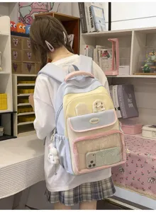 Vista posteriore di una studentessa con uno zaino scolastico in nylon color pastello ita.