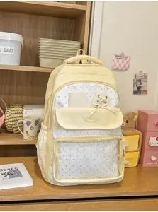 Primo piano dello zaino ita bag giallo a pois con finestra trasparente per ciondoli