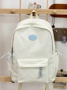 Vorderansicht eines cremefarbenen minimalistischen Rucksacks mit blauem Luonani-Aufnäher