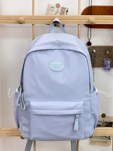 Nahaufnahme eines hellblauen süßigkeitenfarbenen Rucksacks für Schüler mit Label