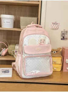 Scrivania accogliente con un simpatico zaino rosa a pois con orecchie da coniglio