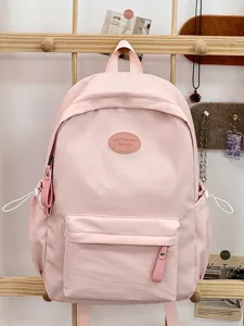 Detailansicht eines rosa Schülerrucksacks mit minimalistischem Marken-Aufnäher-Design